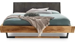817 Bett aus Holzbalken