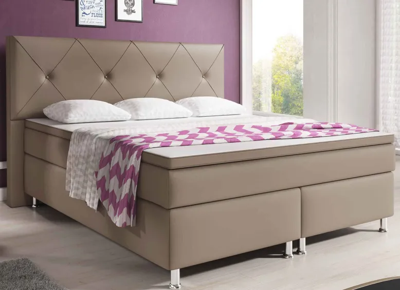 Boxspringbett mit hohem Kopfteil